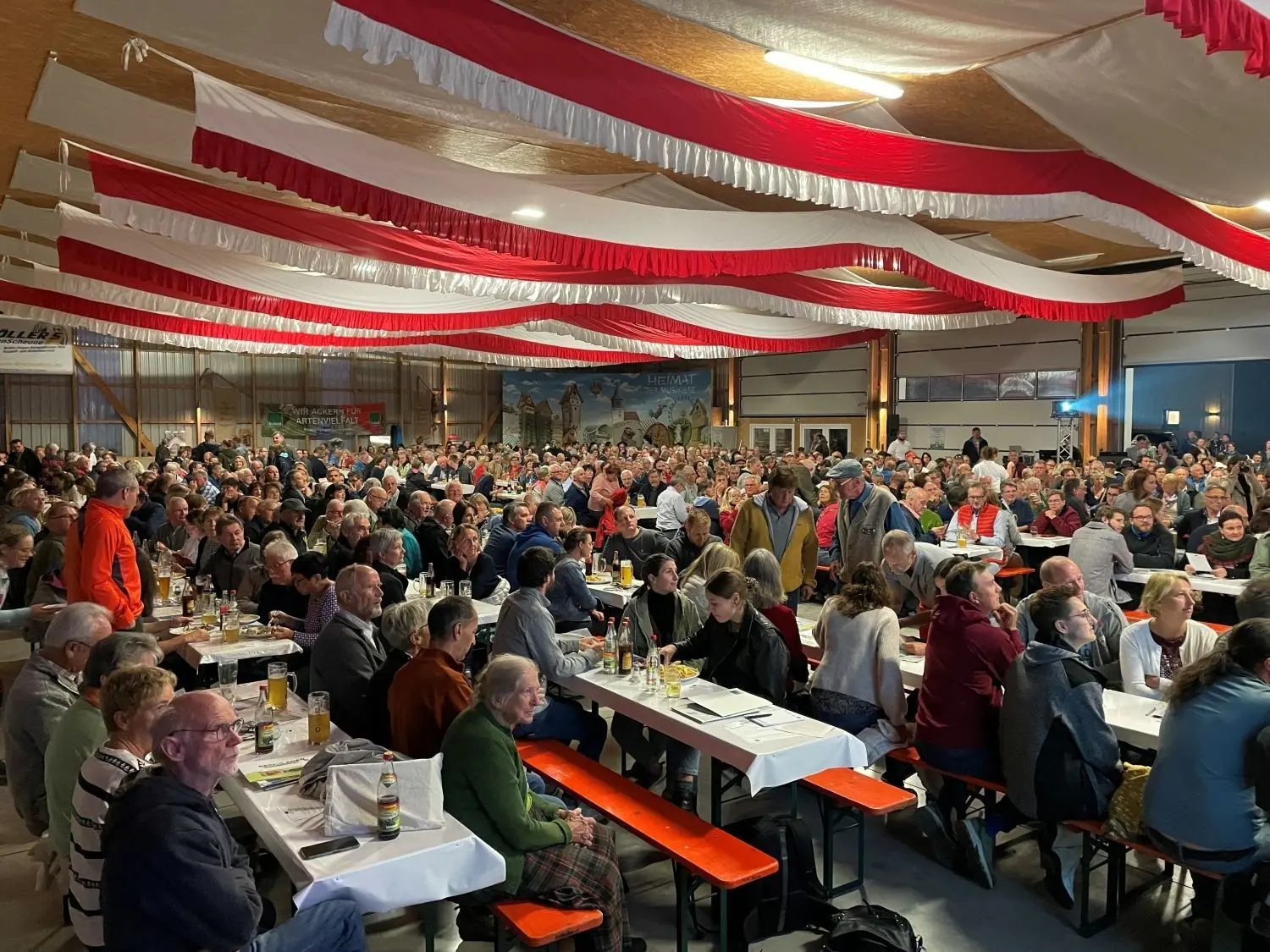 Die Festhalle der Familie Hofmann in Musdiorf ist gut gefüllt.