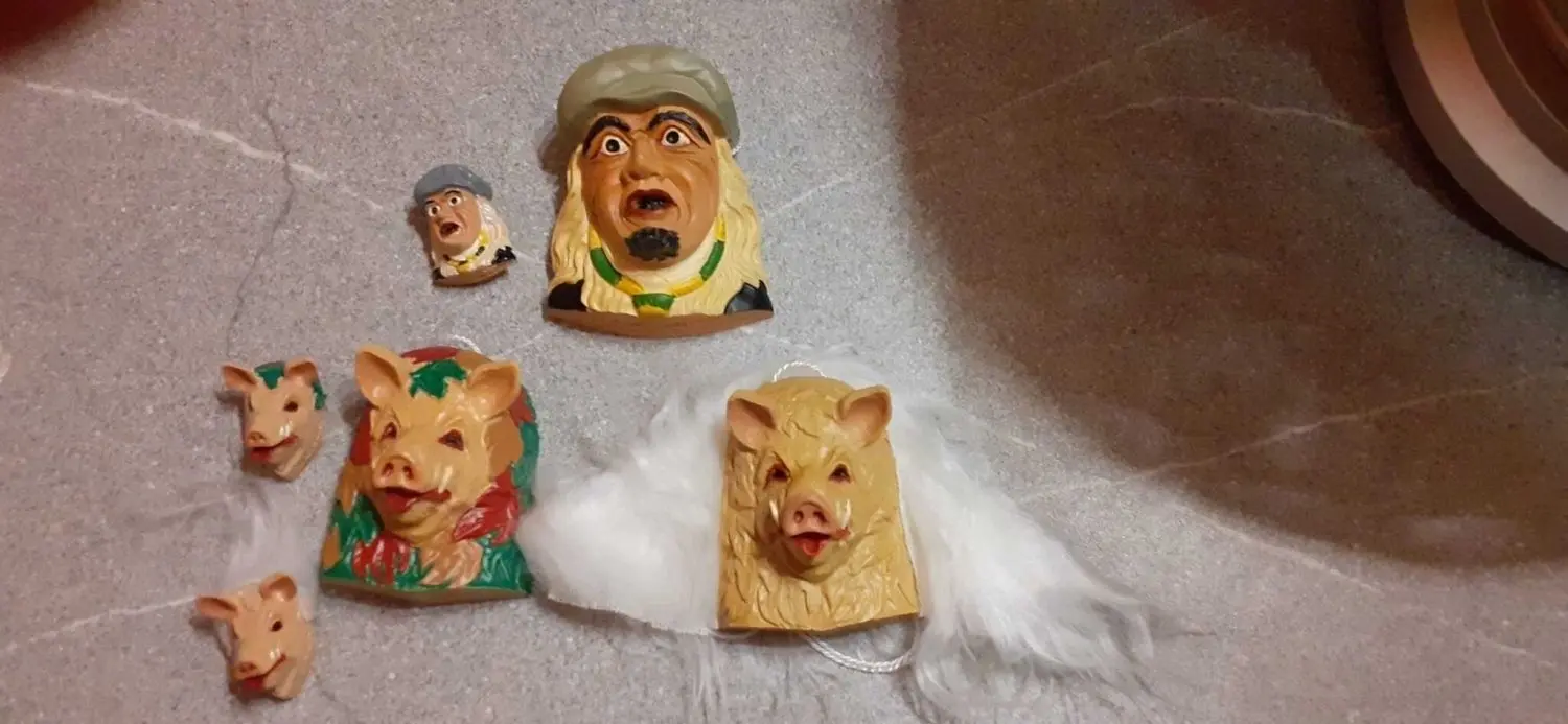 Nach den Umzügen bietet die Zunft kleine Masken in verschiedenen Größen zum Verkauf an.⇥
