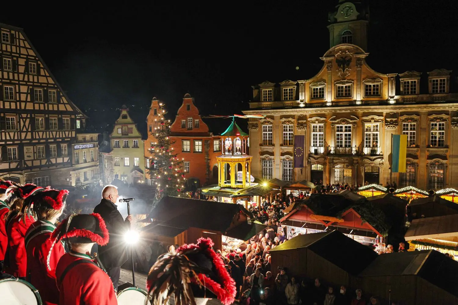 Der ehrenamtliche OB-Stellvertreter Hartmut Baumann eröffnet den Haller Weihnachtsmarkt von der Großen Treppe aus. Dort haben auch der Kleine Siedershof sowie mehr als 60 Alphornbläser ihren Auftritt.