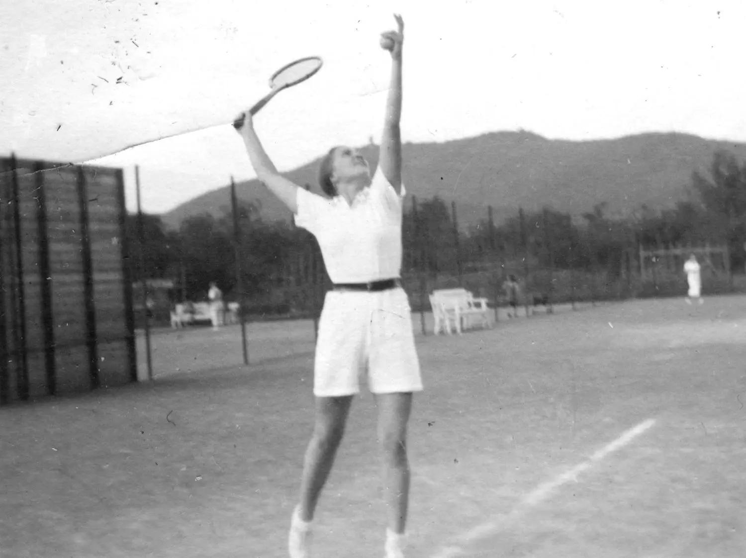 Aenne Matschewsky beim Tennisspielen in jungen Jahren.Sie hat den Sport bis ins Alter betrieben.