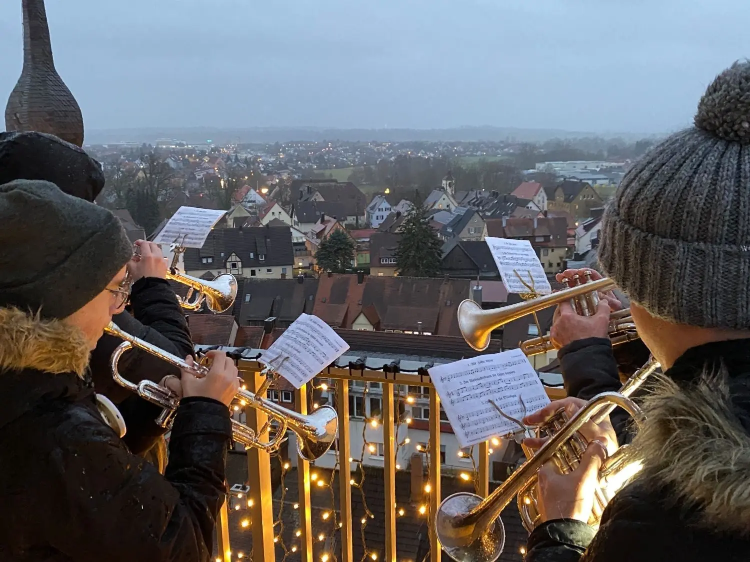Eine Blechbläsergruppe der Stadtkapelle Crailsheim stimmt am 24. Dezember mit weihnachtlichen Melodien vom Rathausturm zum Heiligen Abend ein.⇥