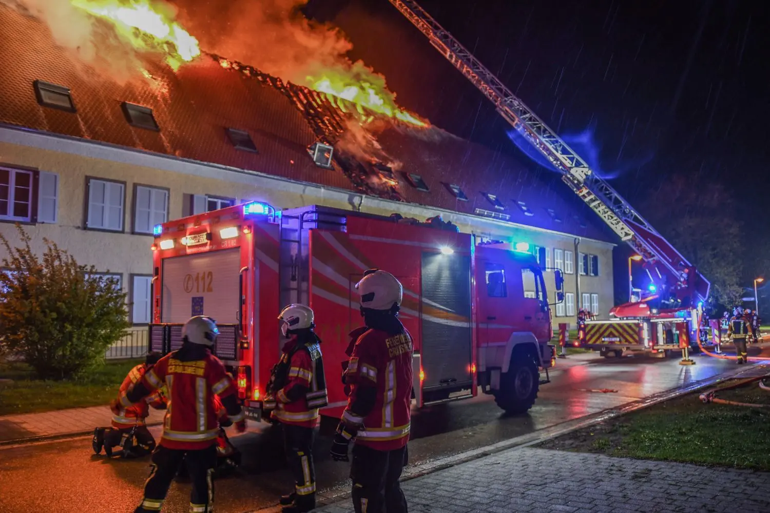 In der Nacht auf Mittwoch: Der Dachstuhlbrand im denkmalgeschützten Gebäude breitet sich aus. ⇥