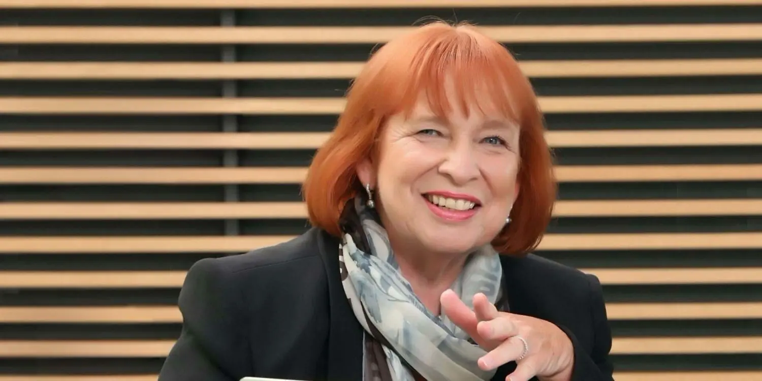 Die außergewöhnliche und mehrfach ausgezeichnete Unternehmerin Ingrid Hoffmann erweitert mit ihrem Beitrag das Blickfeld für kreative Ansätze, um die Wettbewerbsfähigkeit der heimischen Wirtschaft zu sichern.
