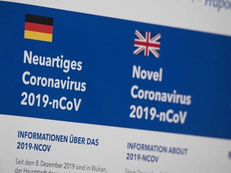 Ein Hinweisschild informiert in der Quarantänehalle auf dem Gelände des Flughafens in Frankfurt über das Corona-Virus. Foto: Boris Roessler/dpa
