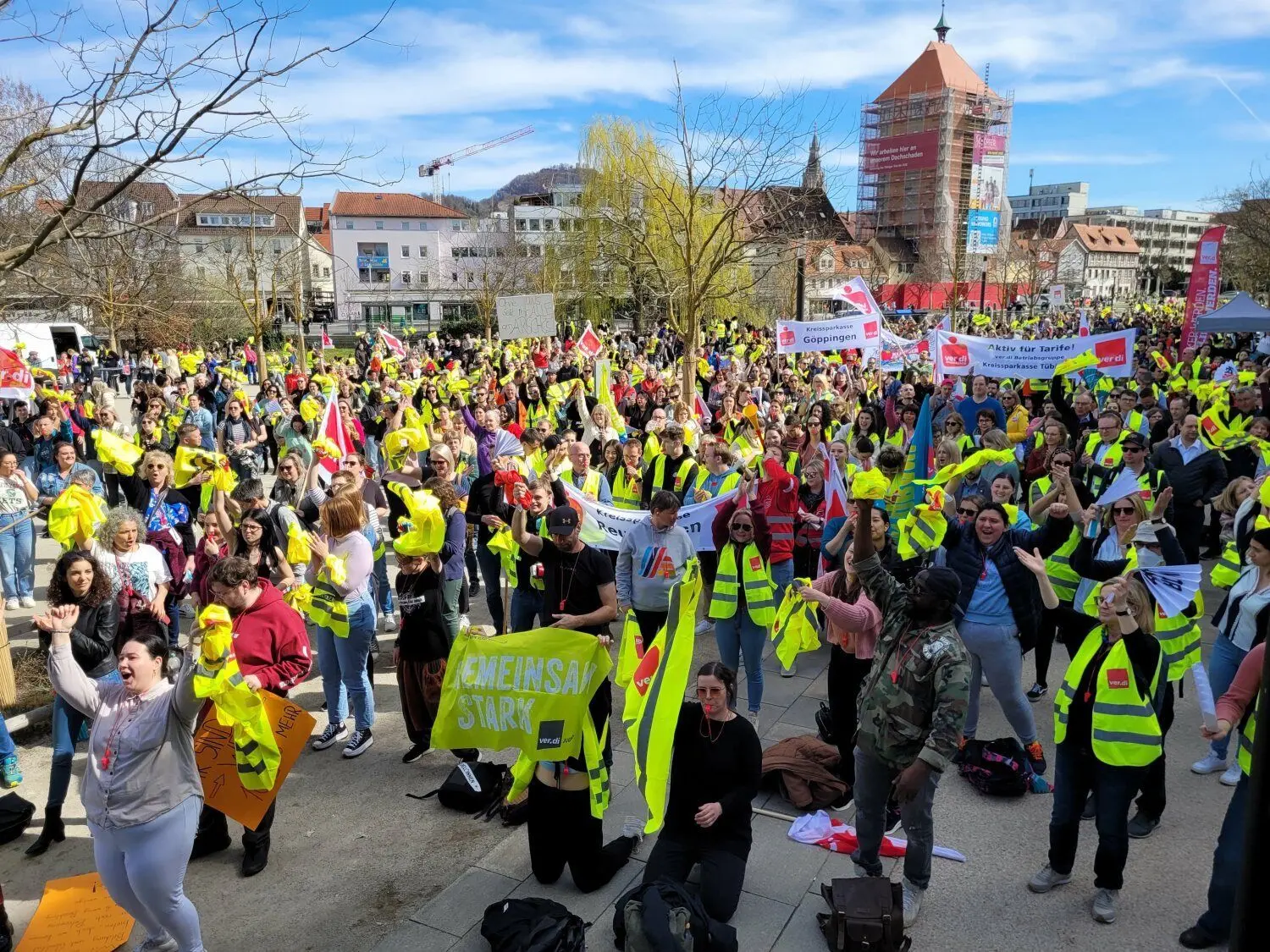 Im Reutlinger Bürgerpark kamen nach Gewerkschaftsangaben rund 4000 Beschäftigte des öffentlichen Dienstes zusammen, um ihre Kampfbereitschaft vor der dritten Runde der Tarifverhandlungen zu signalisieren.