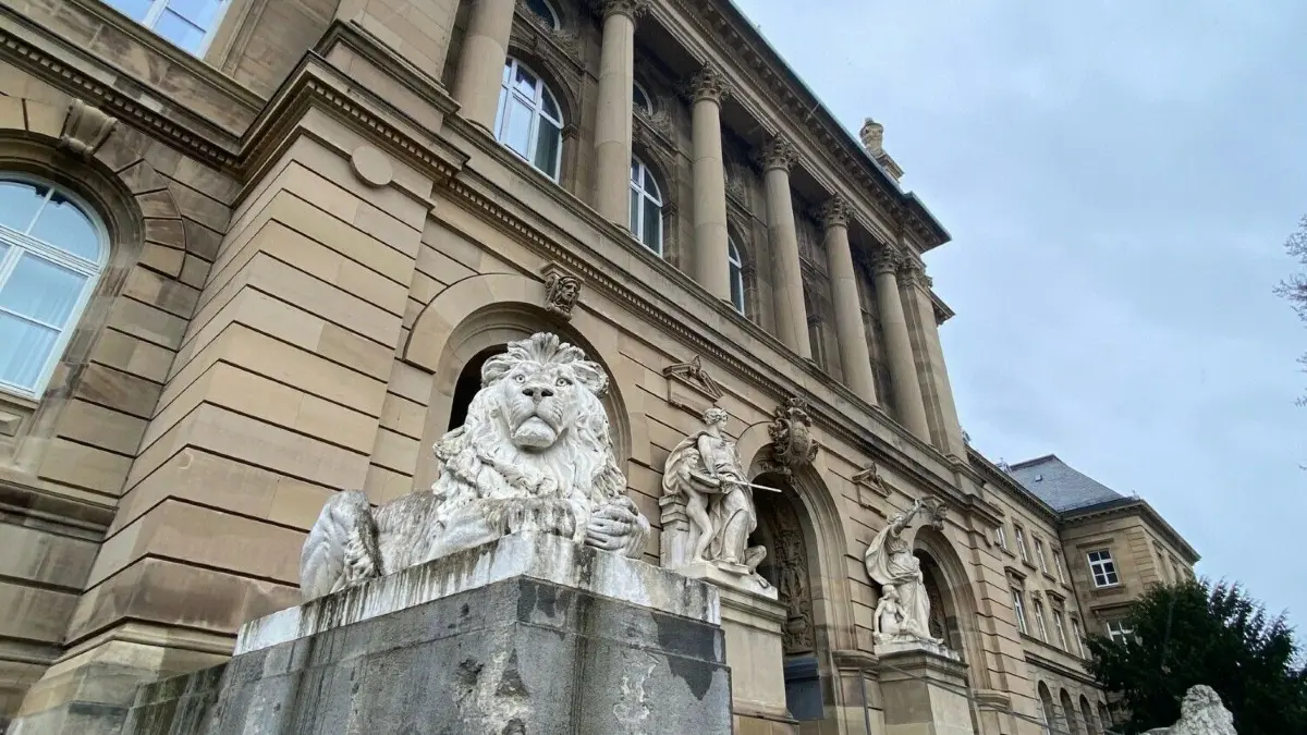 Vor dem Ulmer Landgericht müssen sich zwei Menschen nach einer Schlägerei in und vor einer Bar verantworten.