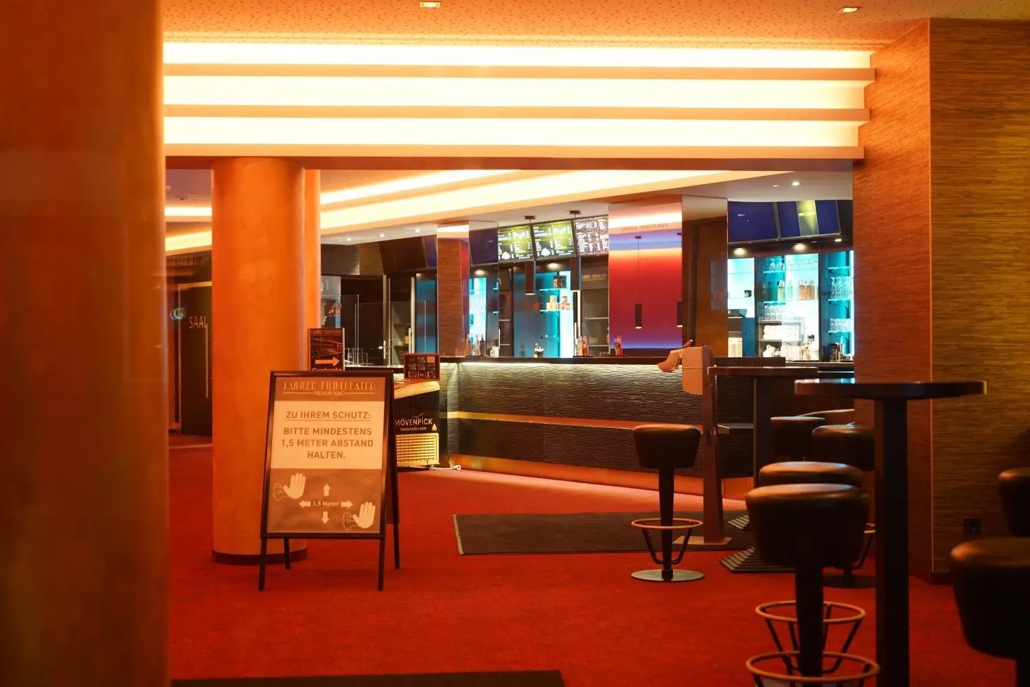 Die Beleuchtung, hier im Kammer Filmtheater, soll auch ein Zeichen für die rund 90 Mitarbeiter der Crailsheimer Kinos sein, so Tilman Wagner.⇥