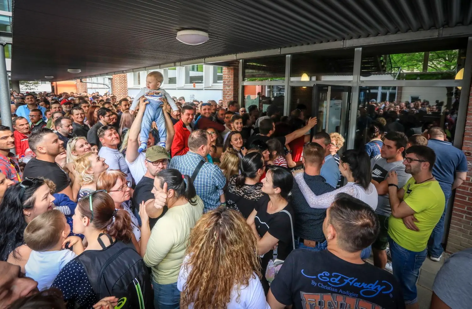 Vor dem Wahllokal im Ulmer Kepler Gymnasium hat sich momentan ein Menschenauflauf gebildet. Offenbar sind rumänische Wähler sauer über die langen Wartezeiten.