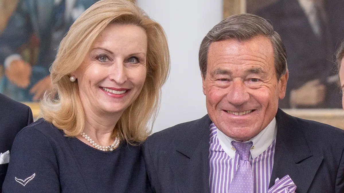 Trigema-Chef Wolfgang Grupp zusammen mit seiner schönen und klugen Ehefrau Elisabeth. Seit 34 Jahren ist der Unternehmer mit der gebürtigen Österreicherin verheiratet. Als sie sich kennenlernten, war er 43 Jahre alt, sie erst süße 19.
Interview Familie Grupp Trigema Interview mit Familie Grupp, Trigema, am Firmenstandort in Burladingen