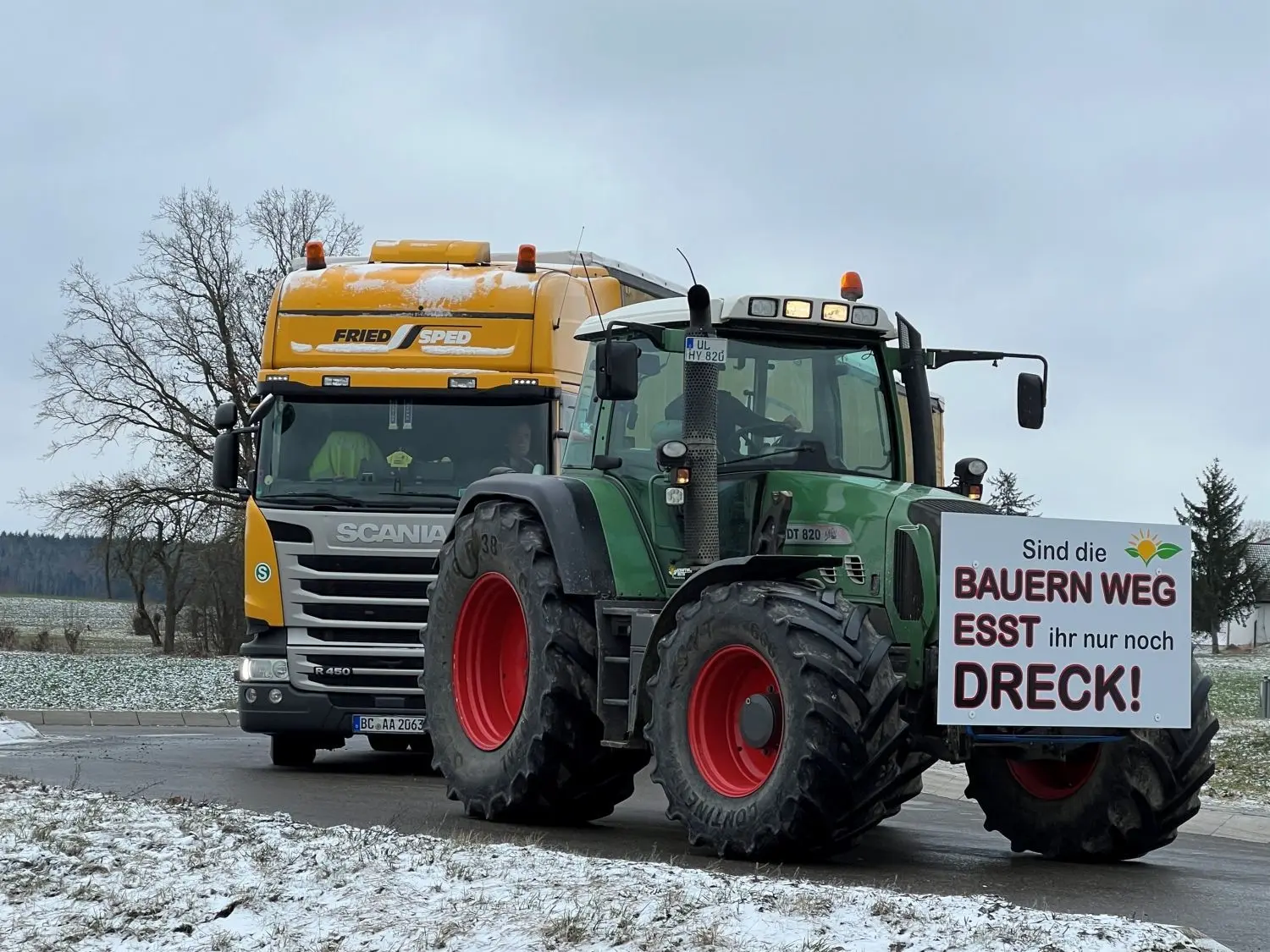 Bauernproteste in der Region... hier am Kreisverkehr in Ehingen-Weisel. Die Blockade des Kreisverkehrs durch Traktoren sorgte für einen langen Stau.
