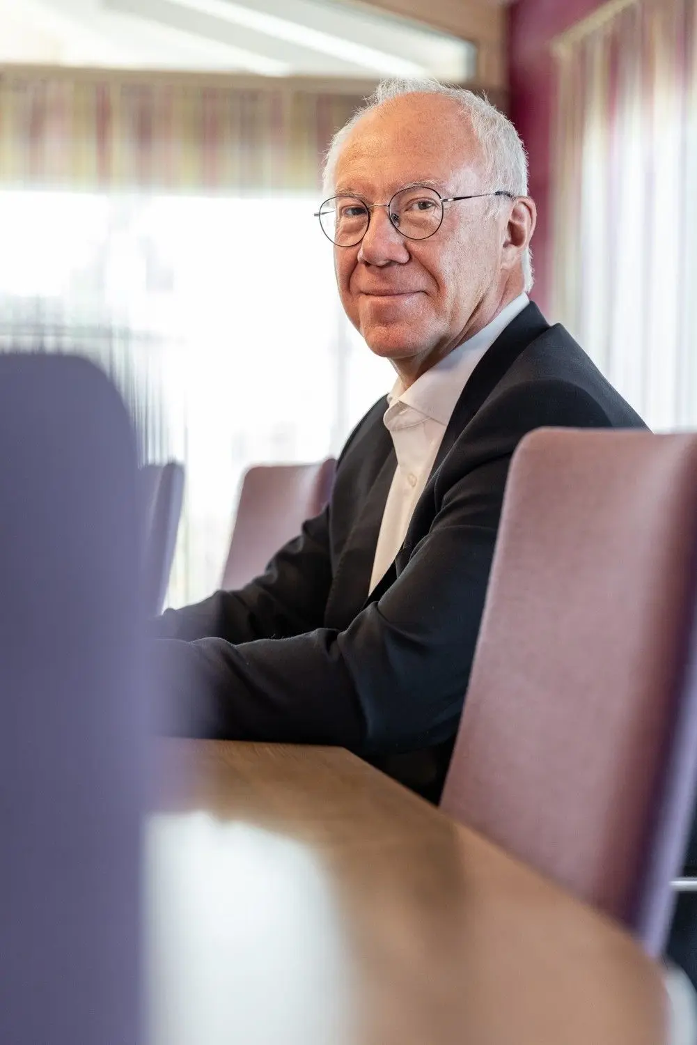 Corona: Kaspar Pfister spricht von einer „Jahrhundertkatastrophe“ und von „zwei zermürbenden Jahren“. Das Lächeln hat er nicht verlernt. Angesichts des Impfpflicht-Streits ist ihm sogar zum Lachen zumute. Beinahe jedenfalls. ⇥