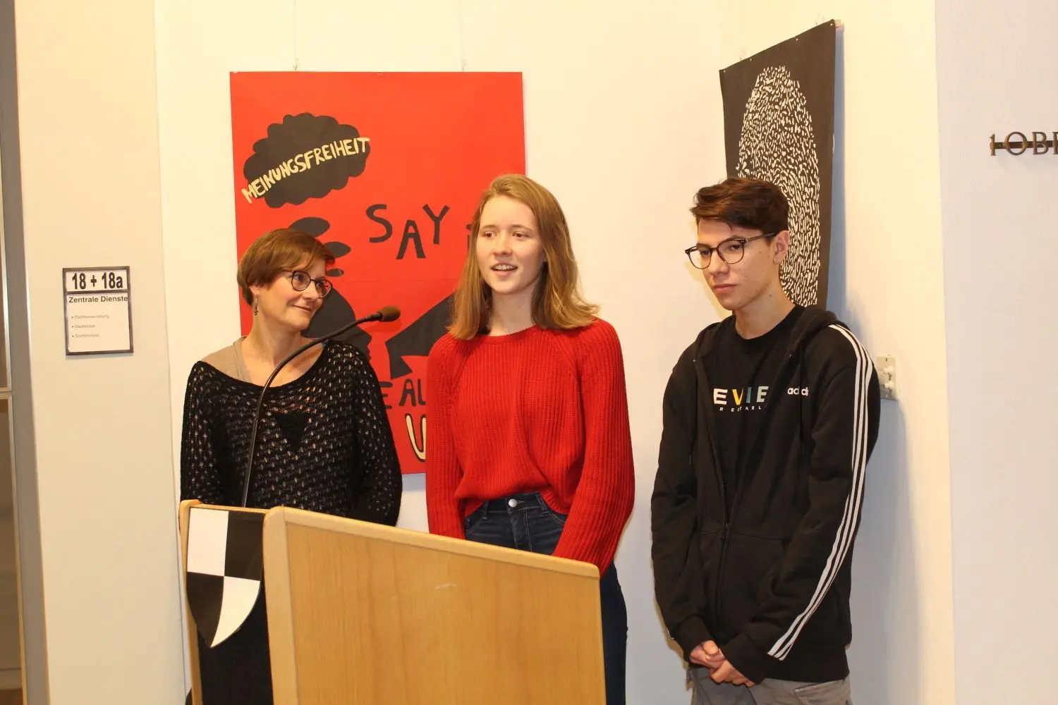 Lehrerin Judith Lenz freute es, wie engagiert sich die Schüler (hier stellvertretend Ida Becker und Lukas Lieten) des Themas annahmen.