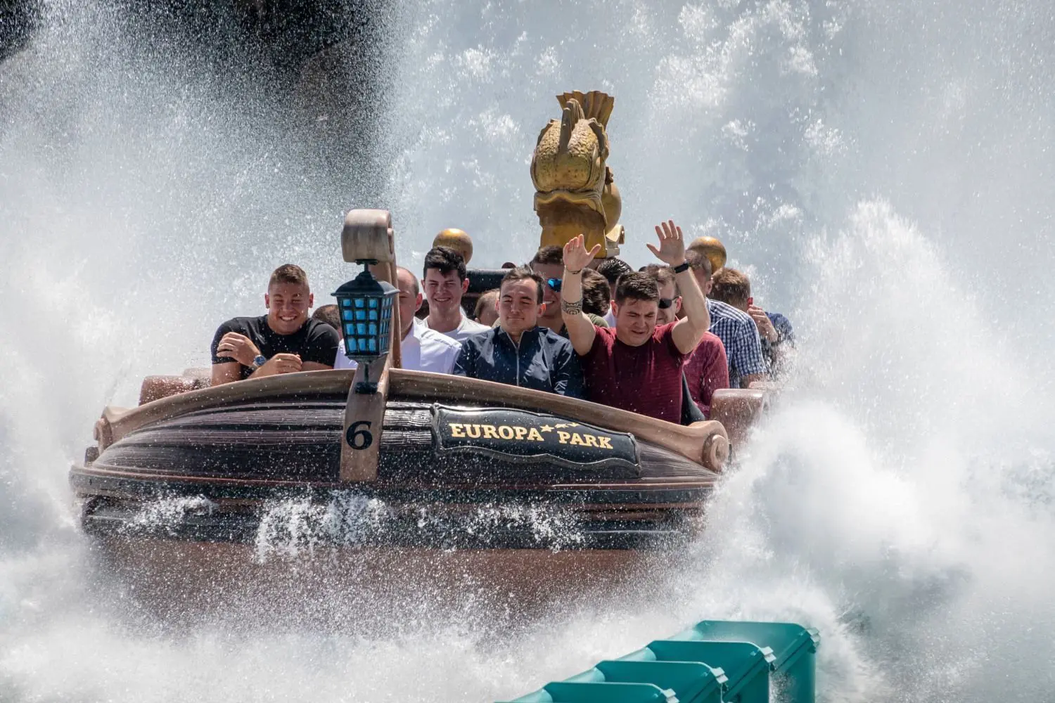 Macht selbst die Papst-Bodyguards nass: Die Wasserachterbahn „Atlantica SuperSplash“.