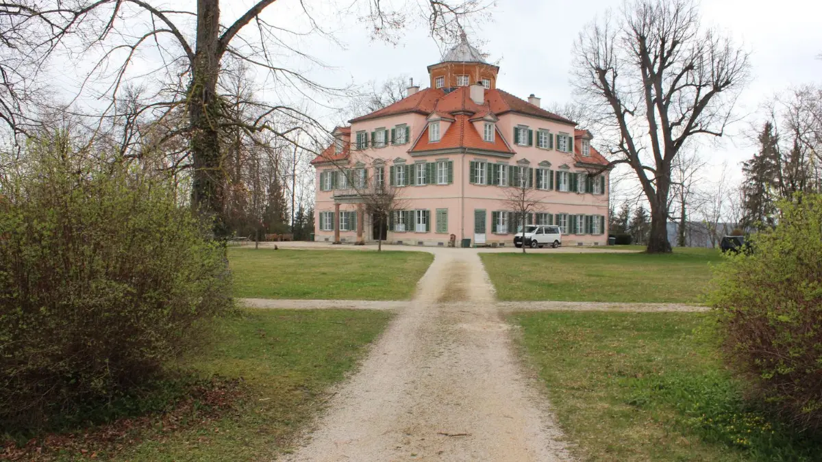 In unmittelbarer Nachbarschaft der Baracken, aber nicht (!) zum Verkauf stehend: Schloss Lindich.