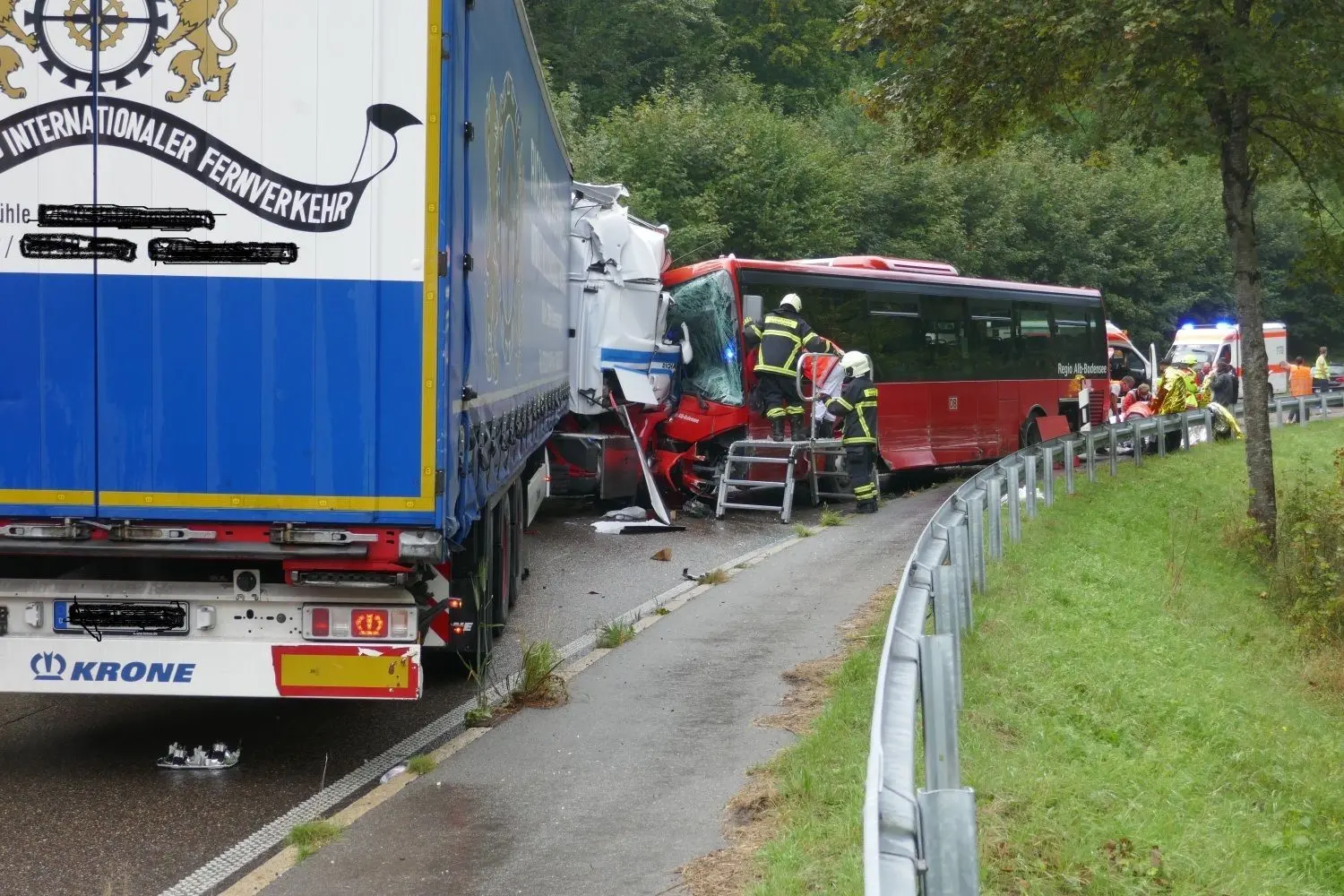 Auf der B28 bei Blaubeuren sind ein Linienbus und ein Sattelschlepper kollidiert.