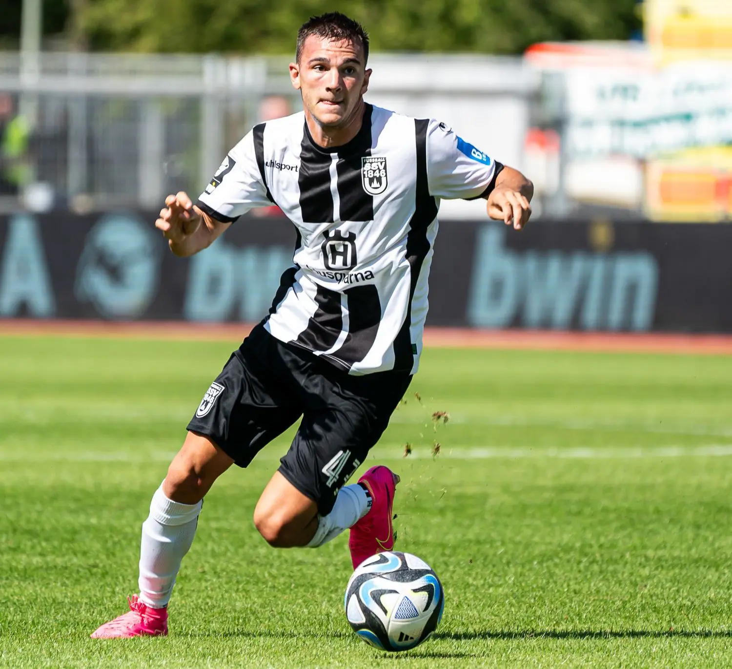 In der Länderspielpause testet Drittligist SSV Ulm 1846 Fußball gegen Zweitligist FC Schalke 04. Rund 6000 Tickets gingen im Vorfeld für die Partie weg. Anpfiff am Freitag, 8. September 2023, ist um 18.30 Uhr im Donaustadion.