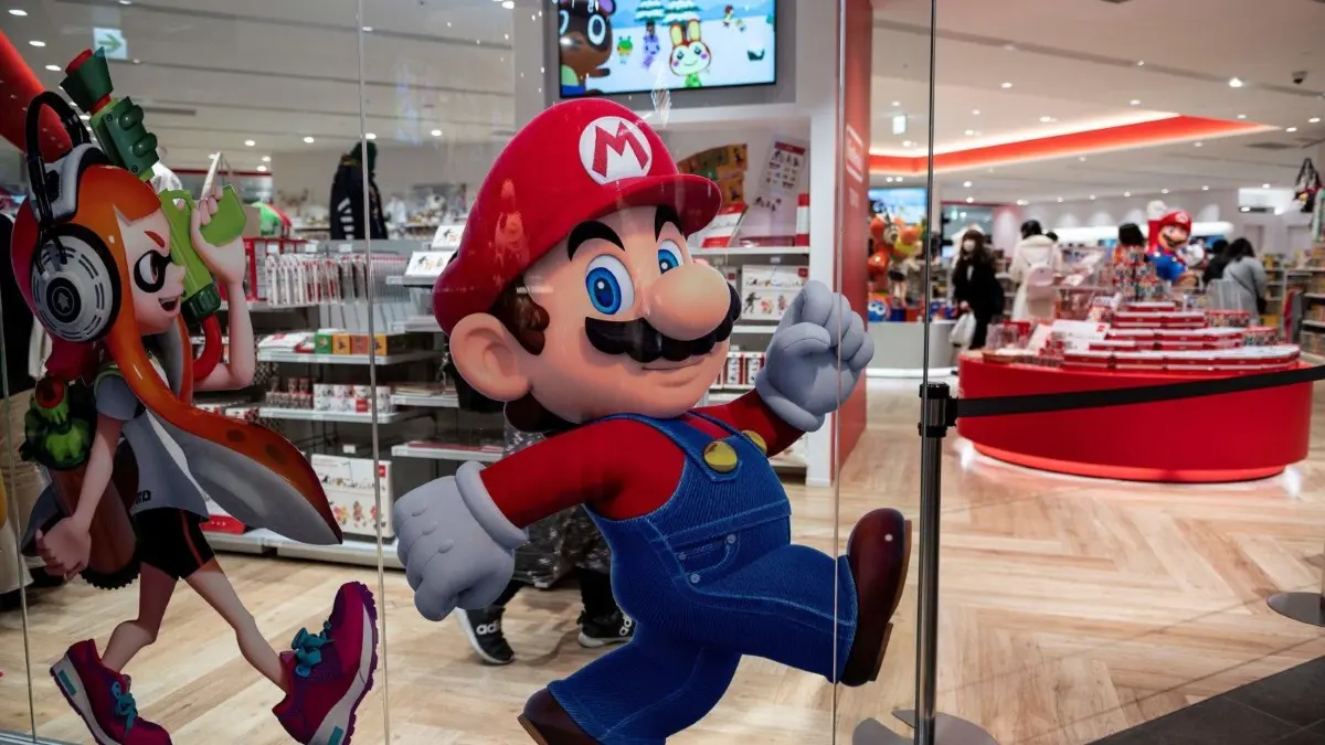 Mit der neuen Switch „Mario Red and Blue Edition“ feiert Nintendo den 35. Geburtstag von Super Mario.
A general view of a Nintendo store is pictured in Tokyo on February 1, 2021 as the company announced a gain of 2.51 percent. (Photo by Philip FONG / AFP)