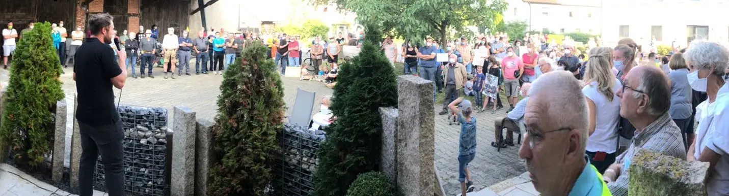Fast 300 Menschen demonstrierten fast wie bei einem Dorffest für den Erhalt der Sonderbucher Steige für den Auto-Verkehr. Die Veranstalter wurden von der Polizei angewiesen, deutlich Abstand zur Kundgebung der Fahrradfahrer zu halten.⇥
