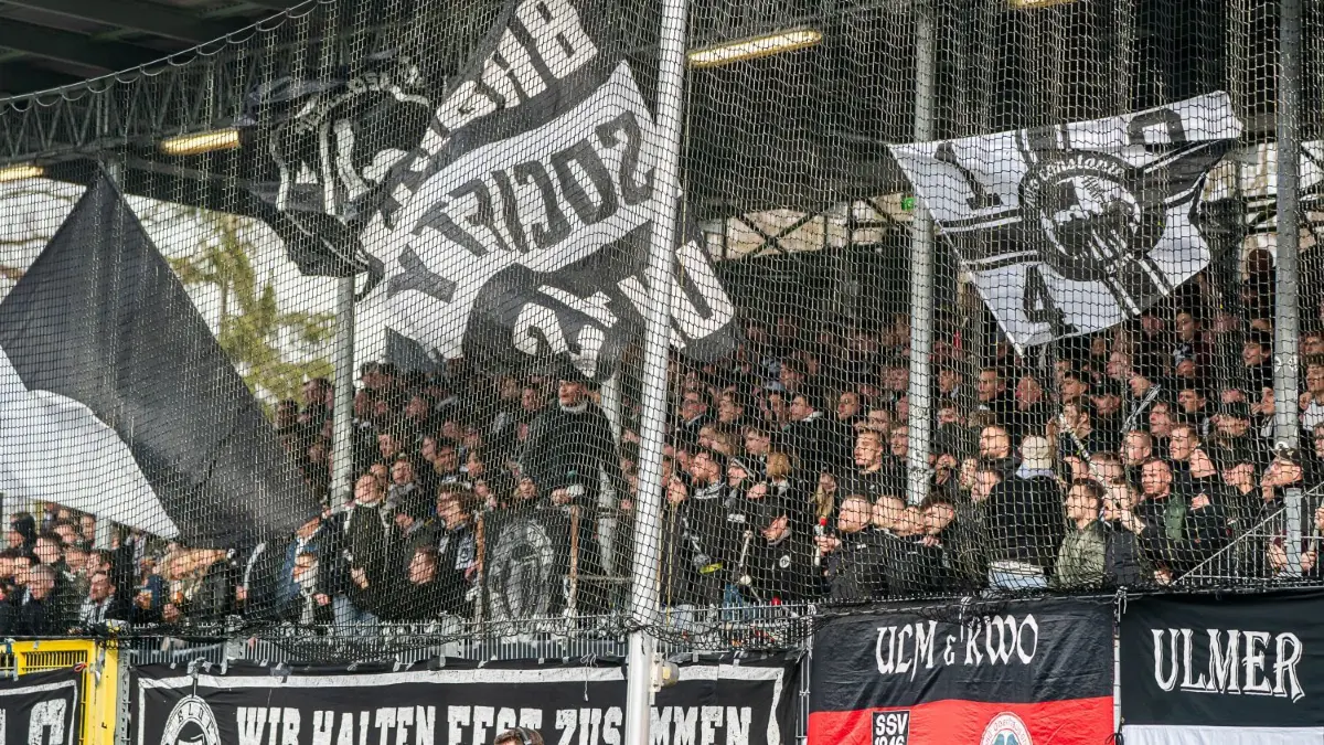 Die Ulmer Fans hatten allen Grund zur Freude.
Die Fans des SSV Ulm 1846 sorgen fuer Stimmung, SSV Ulm 1846 vs. SV Waldhof Mannheim, 3. Liga, Fussball, Herren, 10.02.2024
Foto: EIBNER/Michael Schmidt