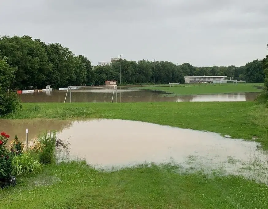 Hochwasser SV Grimmelfingen: See statt Fußballplatz.
