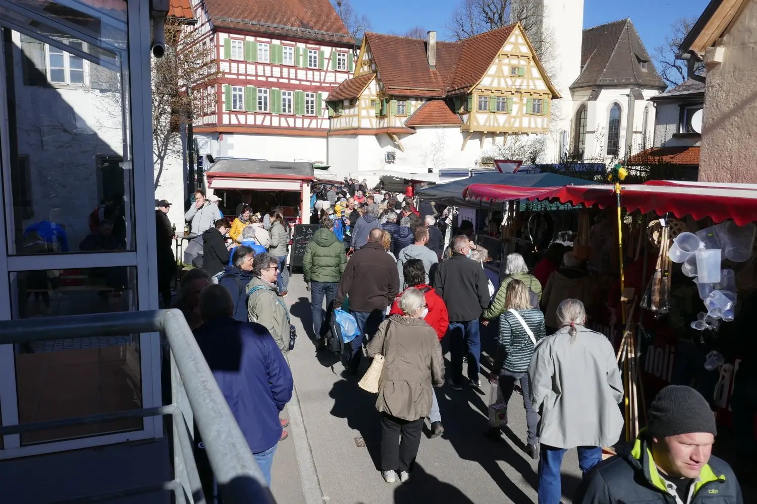 Volle Gassen beim Ostermarkt in Laichingen.⇥
