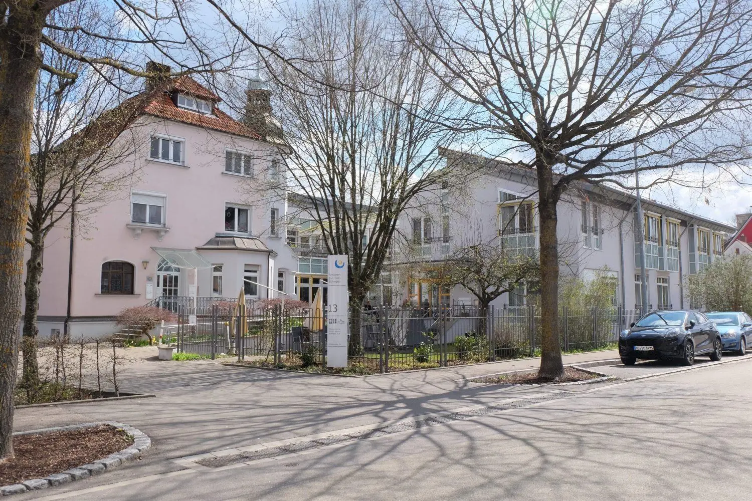 Das Seniorenheim Haus Tobit in Elchingen und links die Villa Weigele, die ins Konzept einbezogen werden soll.⇥