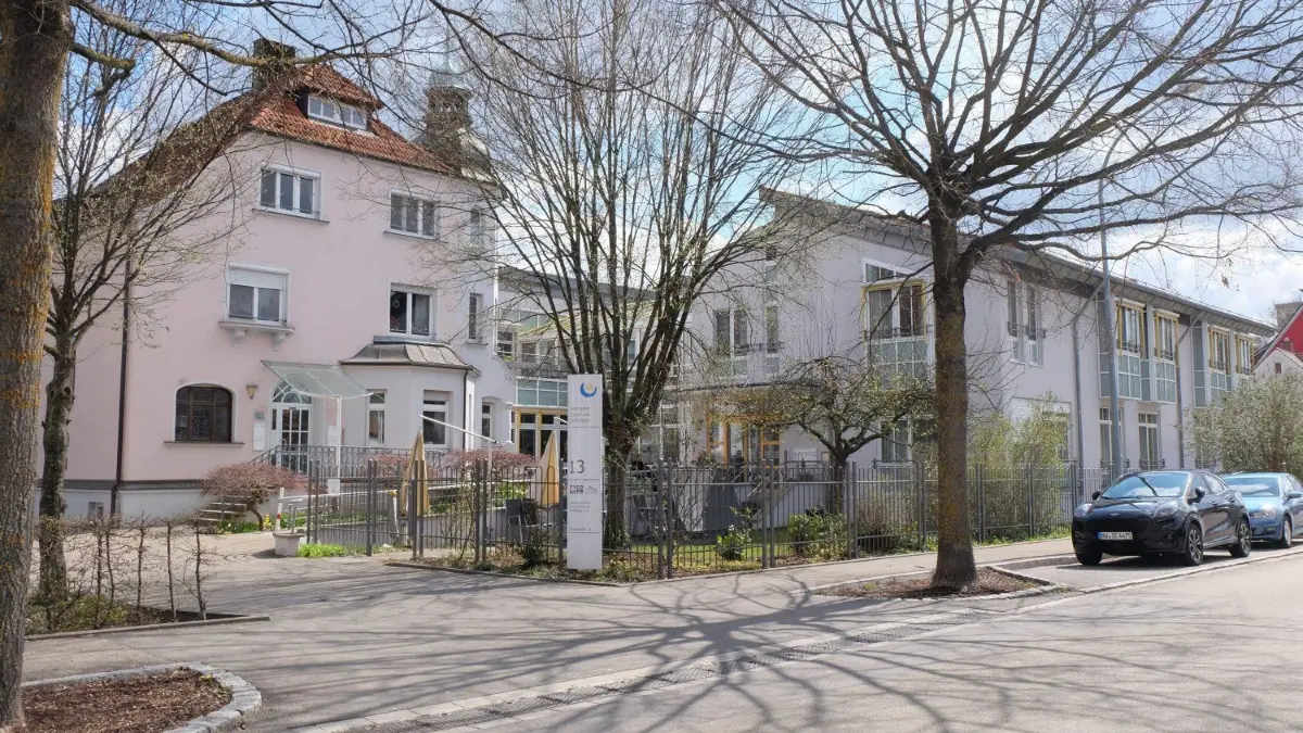 Das Seniorenheim Haus Tobit in Elchingen und links die Villa Weigele, die ins Konzept einbezogen werden soll.⇥
Haus Tobit Elchingen, links die Villa Weigele.