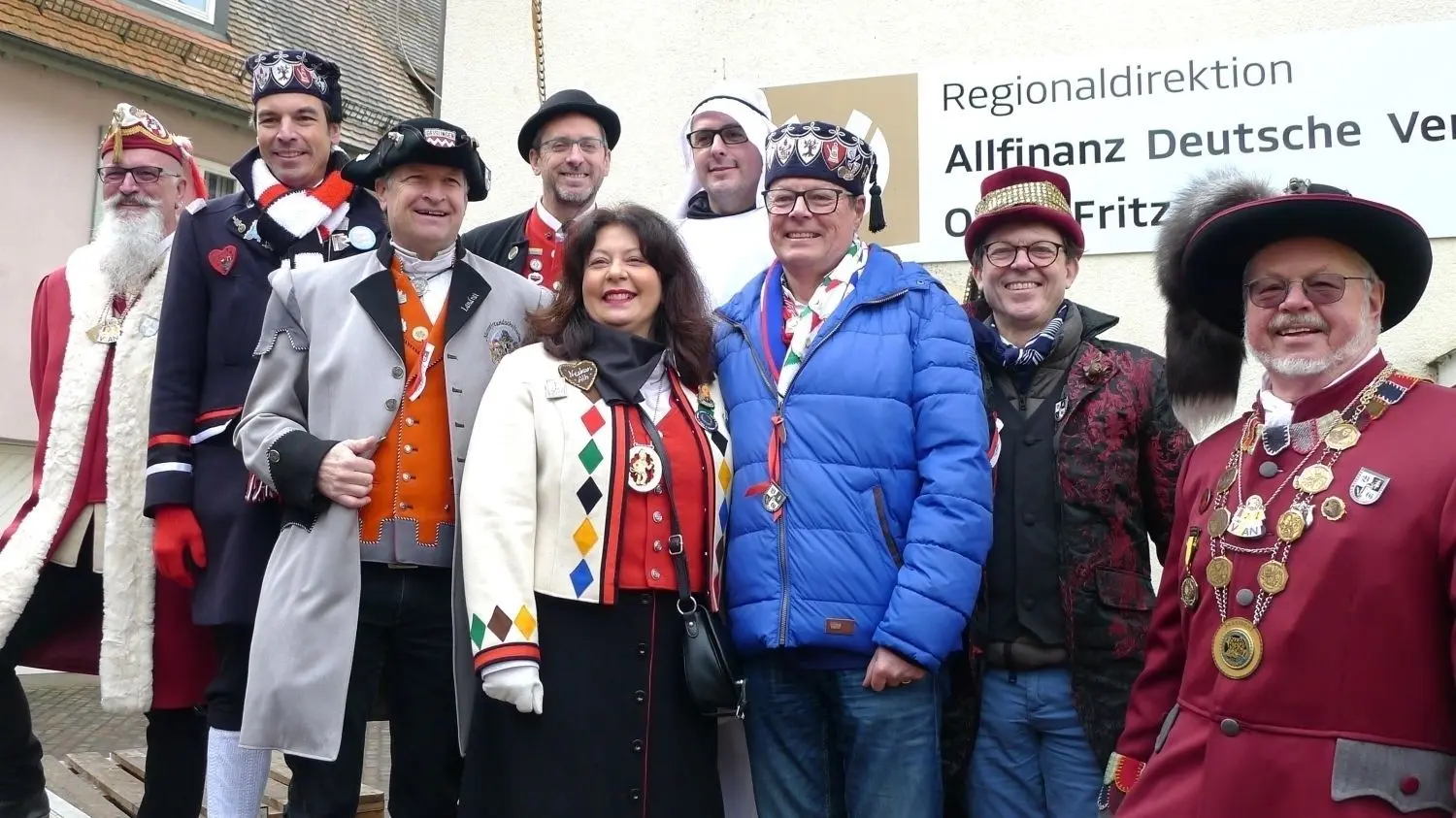 Fröhlich gestimmt (v. l.): Dieter Karrer, René Schatz, Landrat Günther-Martin Pauli, Miryem Heller (Narrenzunft Haigerloch), Heiko Lebherz, Klaus Tappeser, Ferdinand von Hohenzollern,  Roland Wehrle.