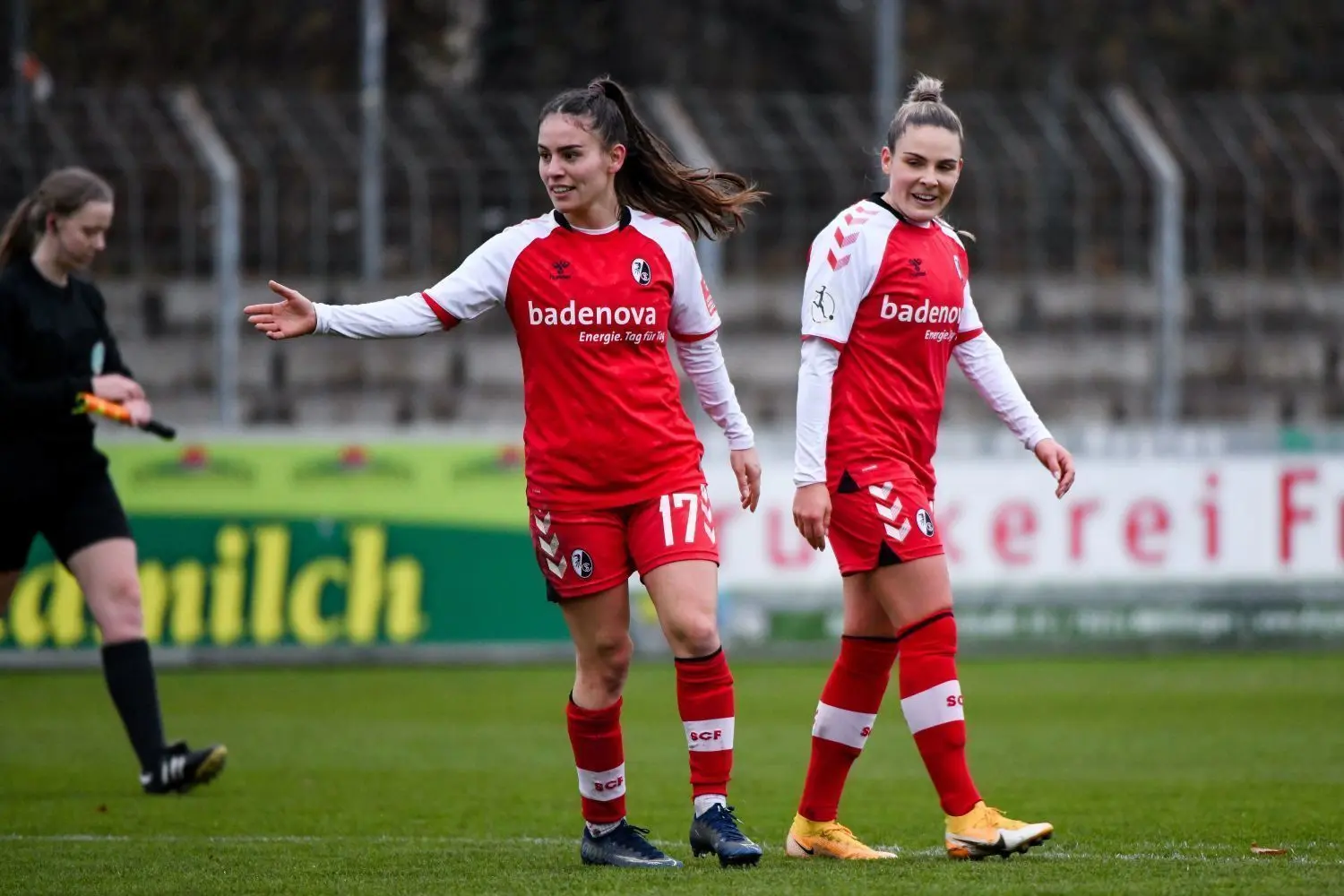 Im Achtelfinale des WFV-Pokals hieß Freiburgs Gegner SV Weinberg.  Ereleta Memeti freut sich mit Tyara Buser (rechts), die in der 90. Minute den Treffer beim 9:1-Sieg erzielte. Foto: Eibner-Pressefoto / Memmler