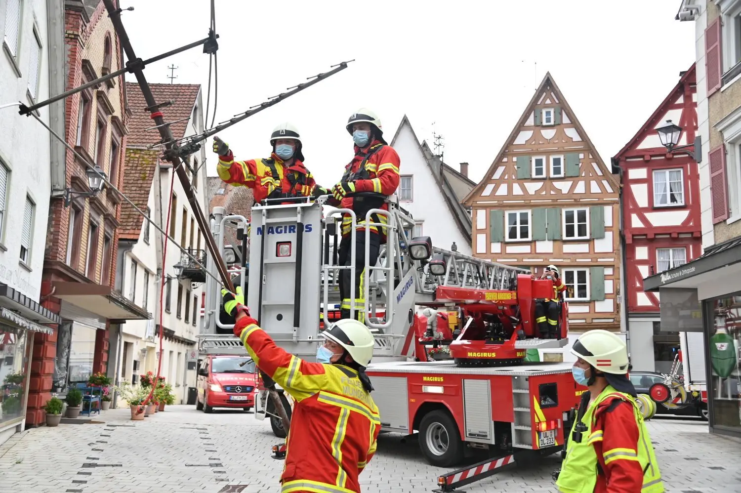 Die Dachantenne nach ihrer Entfernung am Boden. Das Bild zeigt die Ausmaße des Objekts, das abzustürzen drohte.