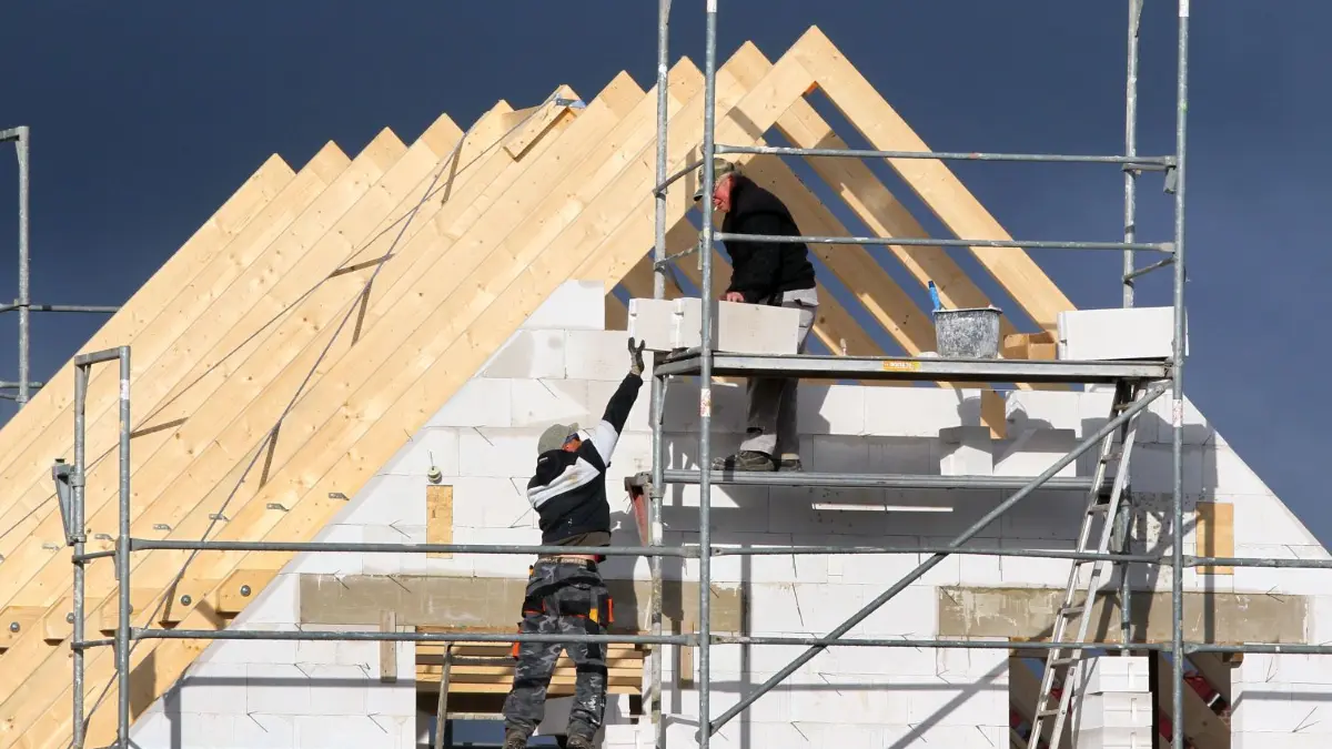 Für gebaute Häuser gilt Bestandsschutz in 13b-Gebieten. Ist der Bebauungsplan aber noch kein Jahr alt, werden Bauanträge nicht mehr genehmigt.
ARCHIV - Bauarbeiter errichten am 16.05.2012 Eigenheime im neuen B-Plan-Gebiet "Mühlenscharm" in Schwerin. Foto: Jens Büttner/dpa (zu dpa " Anstieg ohne Ende? Immobilienmarkt im Dauerboom" vom 18.10.2016) +++(c) dpa - Bildfunk+++