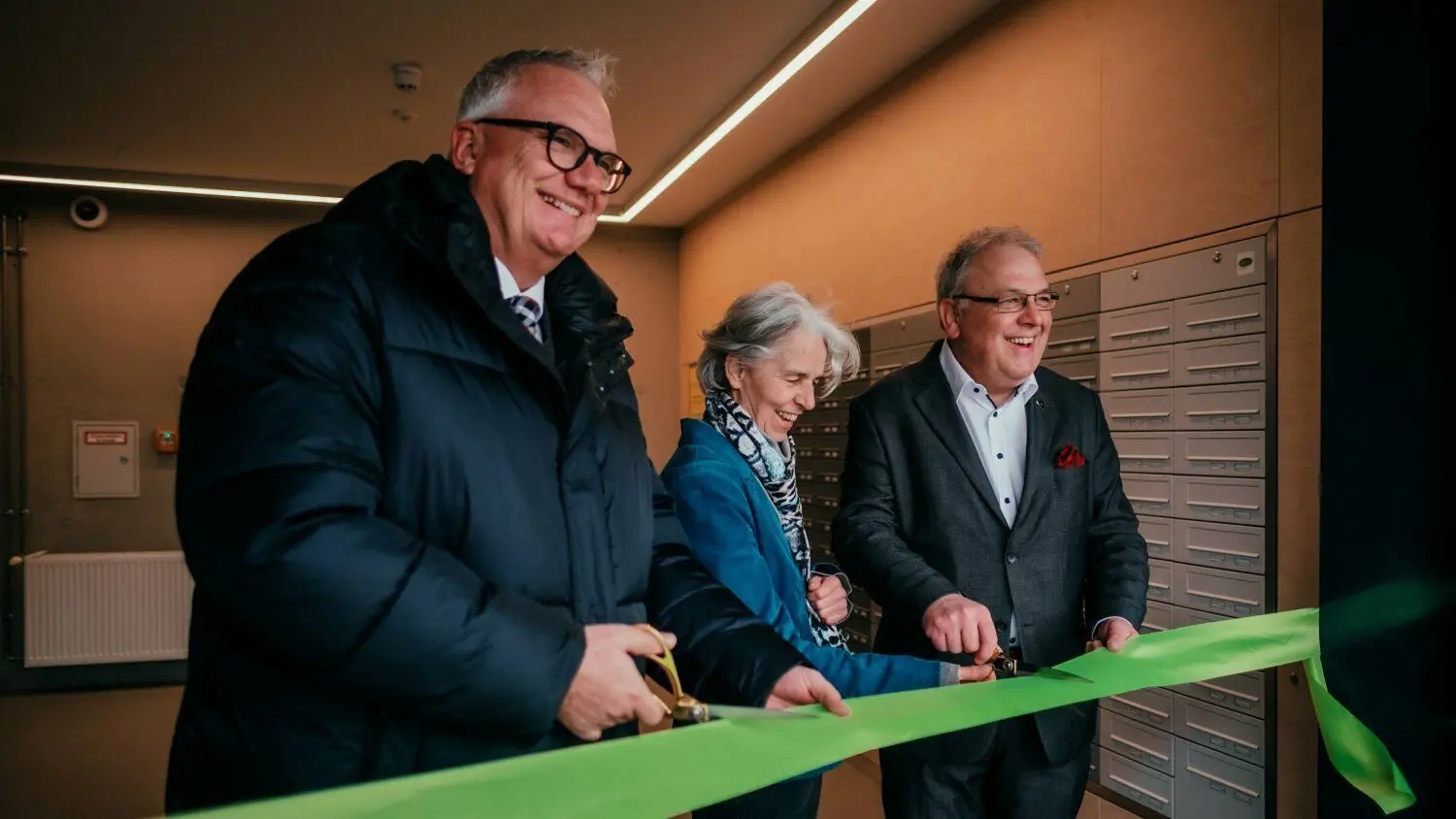 GWG-Geschäftsführer Ralf Güthert (links) eröffnete mit Professorin Dr. Maria Knab und Oberbürgermeister Thomas Keck das Wohnheim.