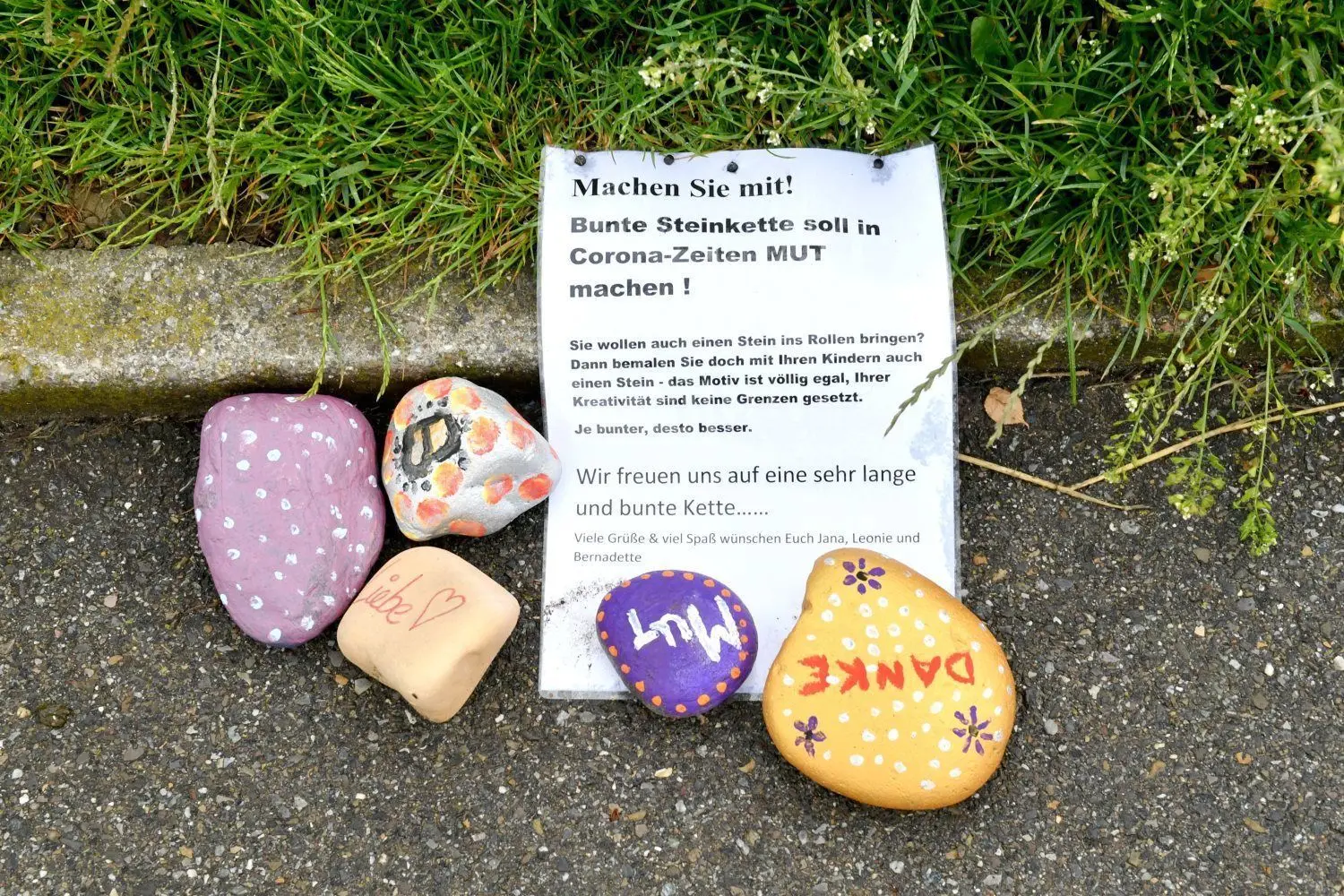 Wie an anderen Orten soll auch in Öpfingen eine Kette mit bunten Steinen Mut in der Corona-Zeit machen.