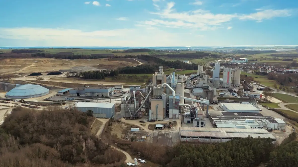 Das Werk von Schwenk in Allmendingen. Ungarns Außenminister ist dort bald zu Gast.
Drohnenfotos vom Zementwerk Schwenk in Allmendingen, Foto Emmenlauer
