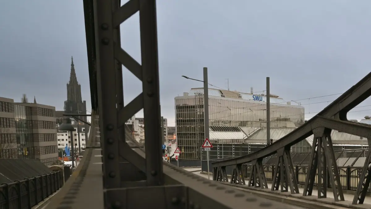 Die SWU werden den Glaspalast am Fuß der Neutorbrücke räumen.
Glaspalast weicht fürs Albert Einstein Discovery Center - Hauptausschuss stimmt zu