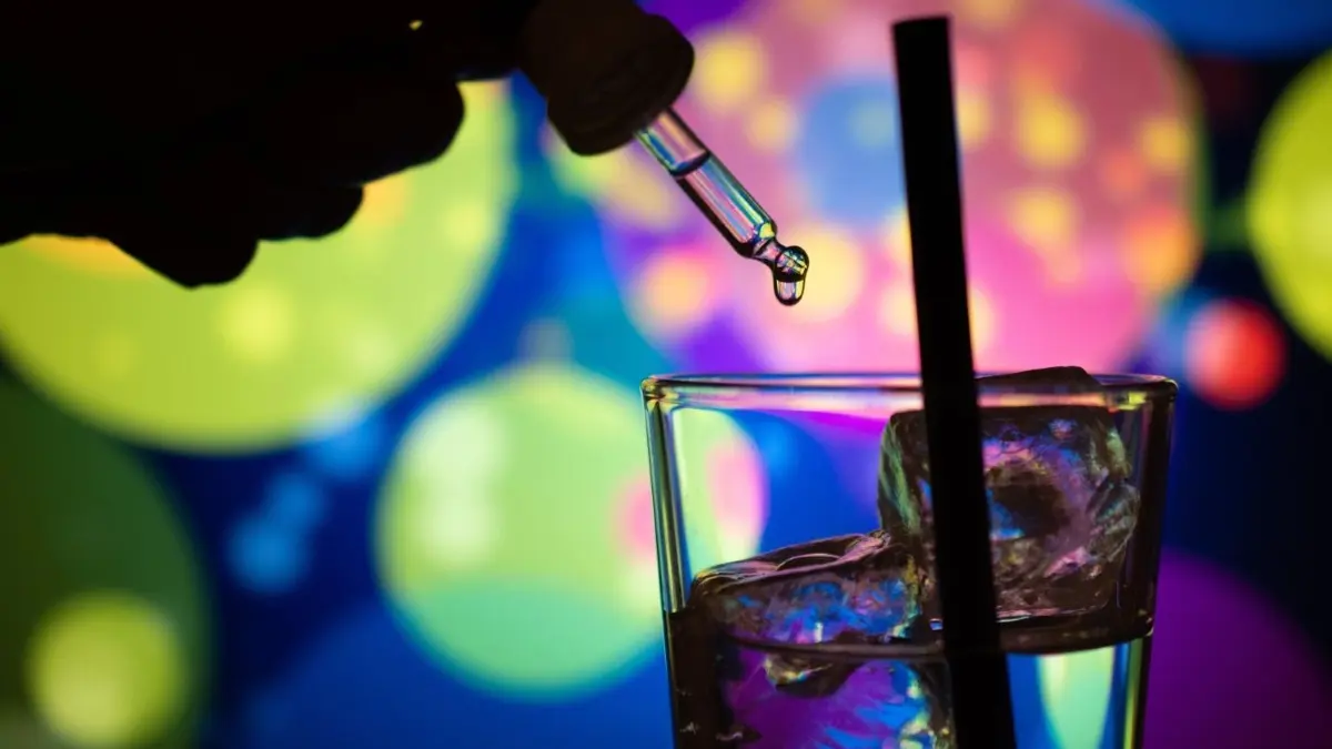 Bei einer Party soll ein Minderjähriger aus einem Glas getrunken haben, das mit einer Droge versetzt war.
Beachten: nur redaktionelle Nutzung!
GBL KO Tropfen Liquid Ecstasy Drogen Party
Foto: © s-motive/adobe.stock.com