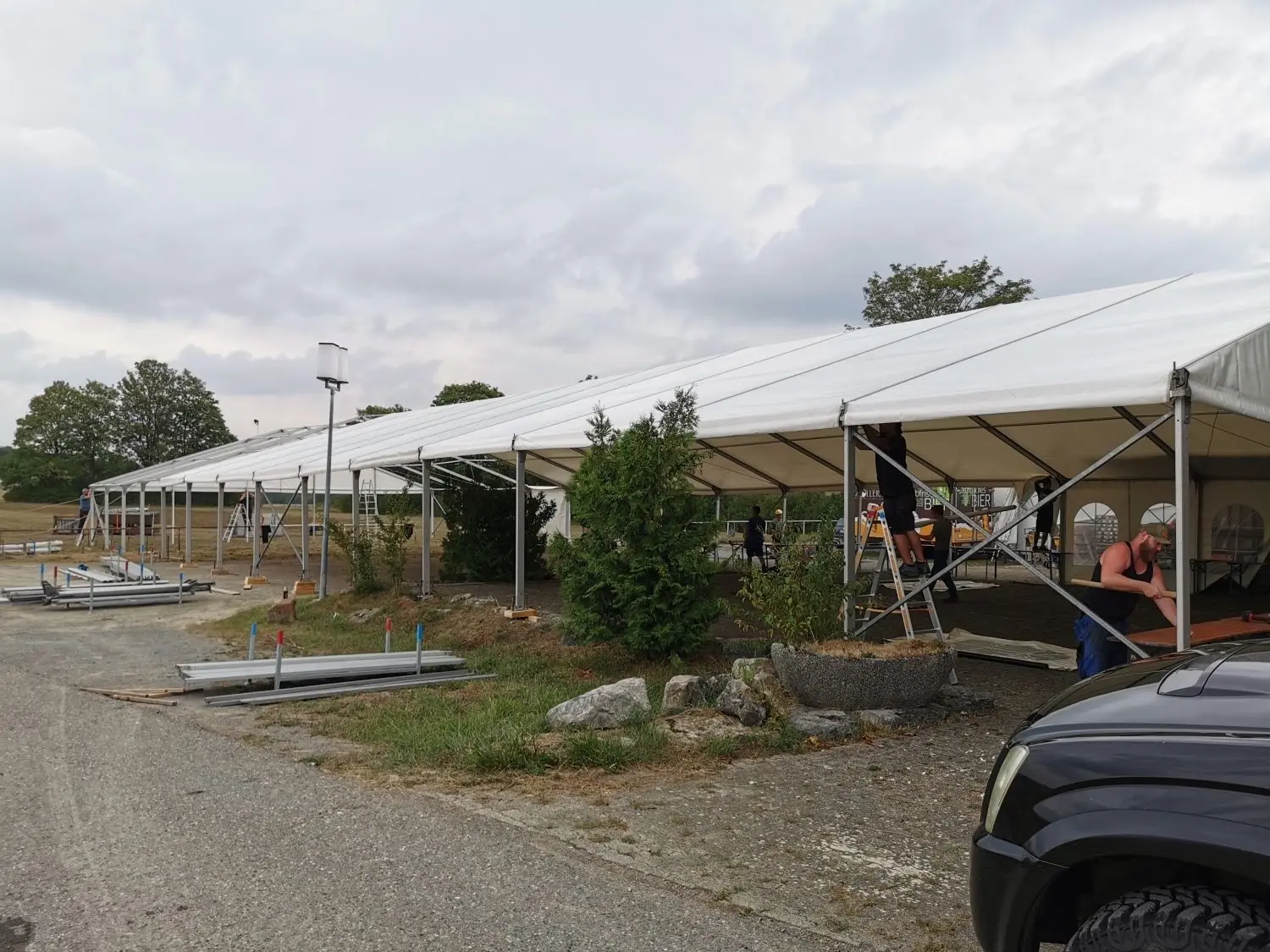 Das Festzelt, das etwa 1000 Mann fassen kann, steht bereits.