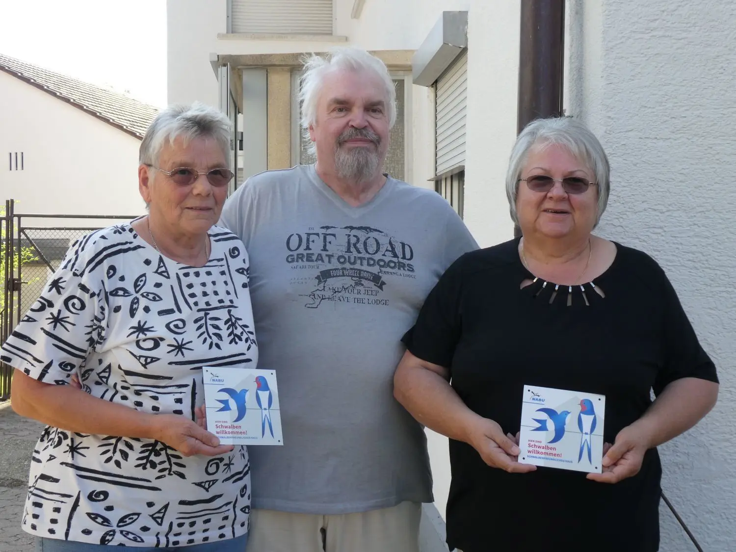 Bei ihnen sind Schwalben willkommen: Maria und Hans-Peter Dölker sowie Gerda Tossenberger (von links) mit ihren Schildchen fürs Haus.⇥