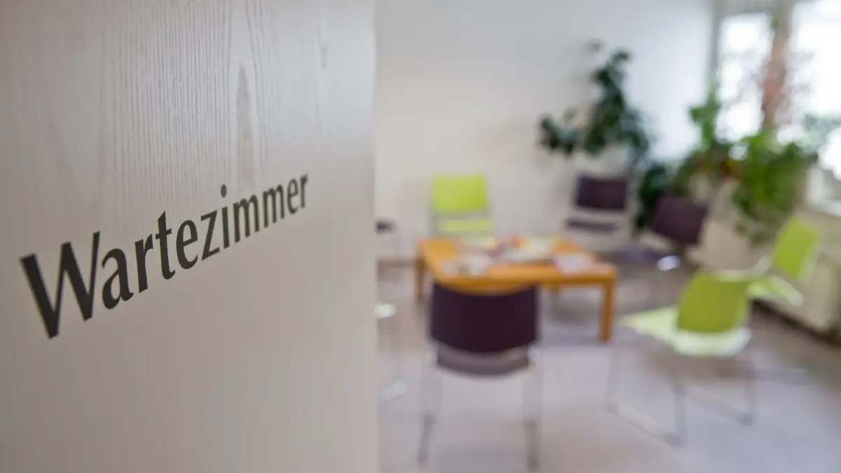 In einer Studie will die Charité herausfinden, welche Barrieren es noch heute für schwule und lesbische Patientinnen und Patienten in der Gesundheitsvorsorge in Berlin und Brandenburg gibt.
«Wartezimmer» ist auf einer Tür eines leeren Wartezimmers in einer Hausarztpraxis zu lesen. Brandenburg hat bundesweit die geringste Arztdichte. (zu "Brandenburg hat geringste Dichte an Praxis-Ärzten") +++ dpa-Bildfunk +++