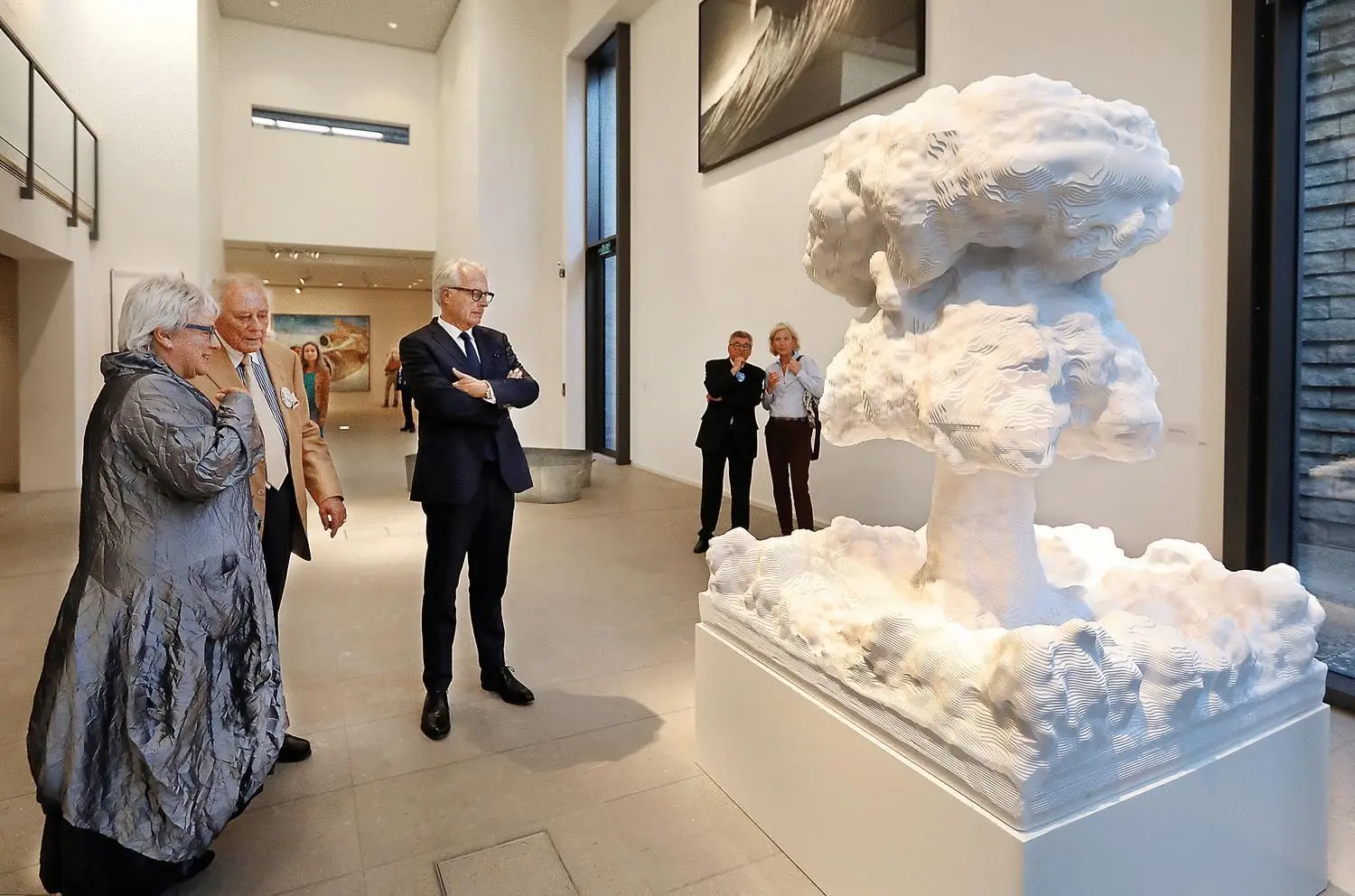 Kunsthallendirektorin, Sammler Reinhold Würth und Martin Roth, Direktor des Victoria-and-Albert-Museums in London, bei ihrem Rundgang durch die Ausstellung. 