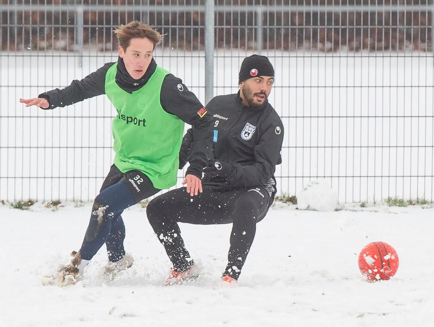 Fokus auf den Ball: Jonas Kehl (l.) und Burak Coban. ⇥