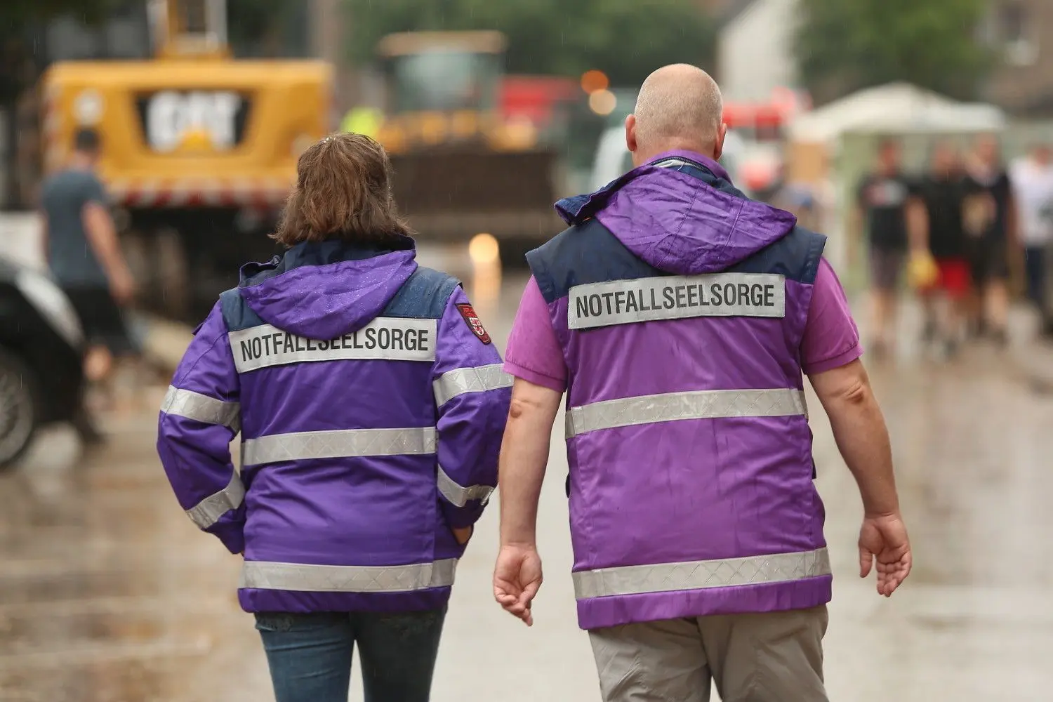 Nach den Rettungskräften und den Helfern sind auch Notfallseelsorger in den vom Hochwasser besonders stark getroffenen Orten unterwegs. Sie versuchen, den Menschen durch Gespräche zu helfen.⇥