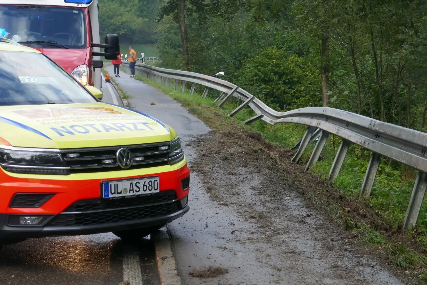 Die Leitplanke wurde deformiert, hat aber gehalten und wohl den Bus vor dem Absturz bewahrt.
