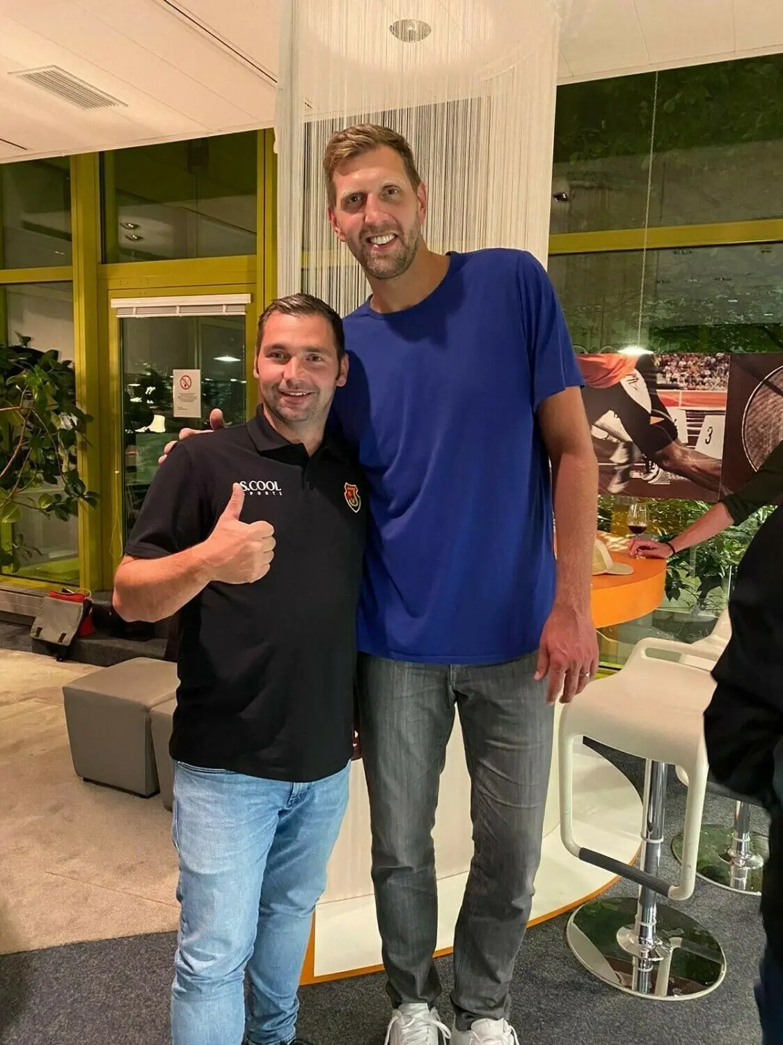 Treffen vor der Sendung: Marco Kogler und Dirk Nowitzki, 1,77 Meter Körpergröße gegen 2,13 Meter.