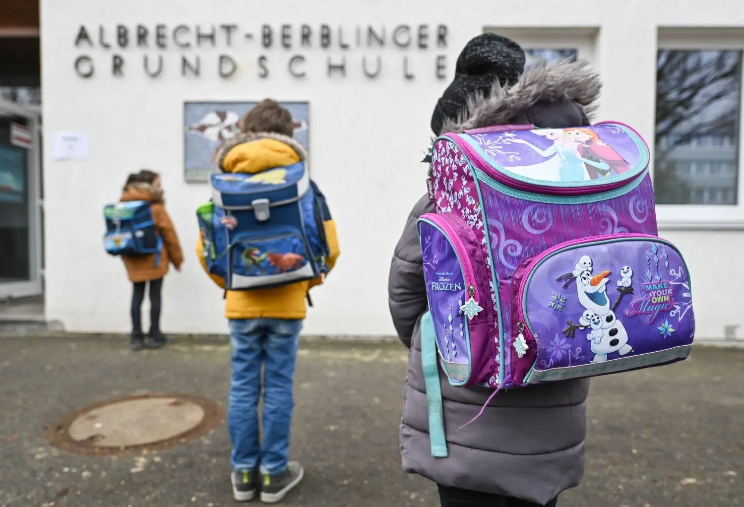 Abstand halten - das gilt schon vor dem Betreten der Schule.