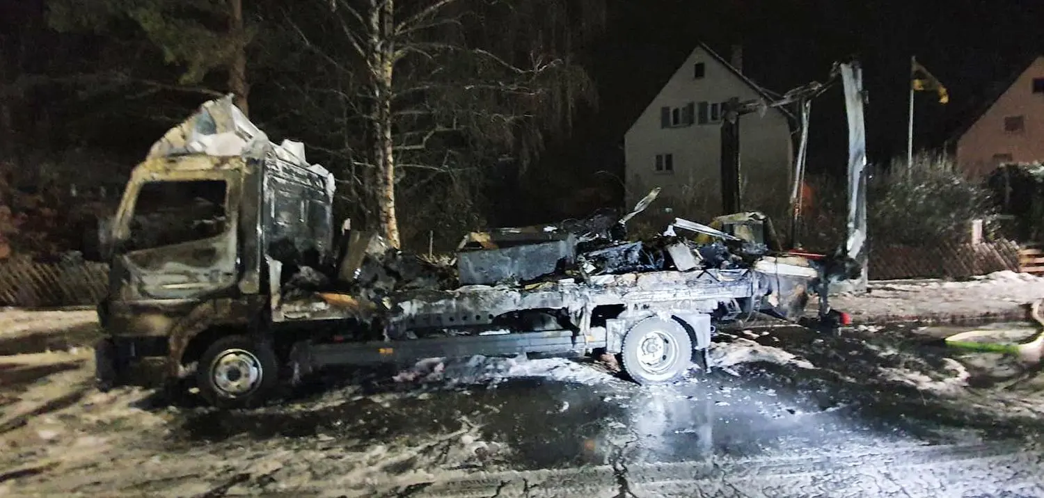 Lichterloh brannte am frühen Dienstagmorgen ein Lastwagen in der Neuen Rottenburger Straße in Hechingen. Die Feuerwehr Hechingen löschte.