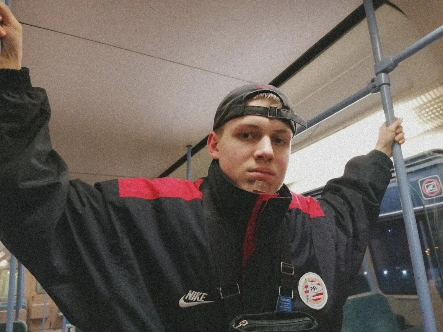 Paul Ricken ist 18 Jahre alt und kommt aus Ulm. Dort ist er geboren, allerdings hat er zeitweise in Berlin gelebt, wo seine Familie herkommt. Daher sein Künstlername „Paul BLN“. ⇥