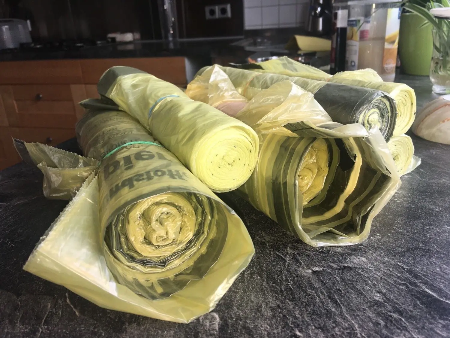 Gelbe Säcke sind in der Innenstadt rar. Aber es gibt Stellen, wo man sich jeweils eine Rolle selbst abholen kann. ⇥Foto: Raiola