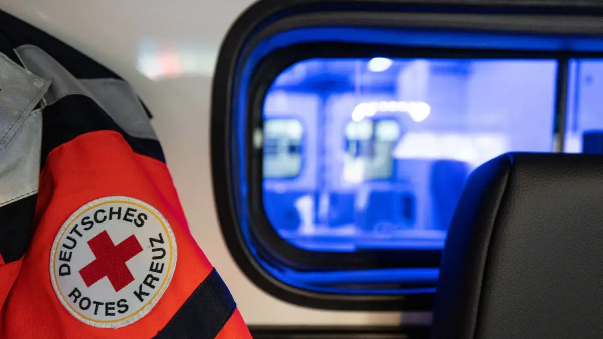 Rettungswagen in Berlin-Neukölln im Einsatz: Ein neunjähriges Kind ist nach einem Sturz aus einem Hochhaus ums Leben gekommen. (Symbolbild)
03.11.2022, Hessen, Frankfurt/Main: Eine Einsatzjacke des DRK in der Fahrerkabine eines Rettungswagens. Der Rettungsdienst in Hessen stößt an seine Grenzen. Die Einsatzzahlen steigen seit Jahren. Und auch in diesem Bereich gibt es einen Fachkräftemangel. Foto: Hannes P. Albert/dpa +++ dpa-Bildfunk +++