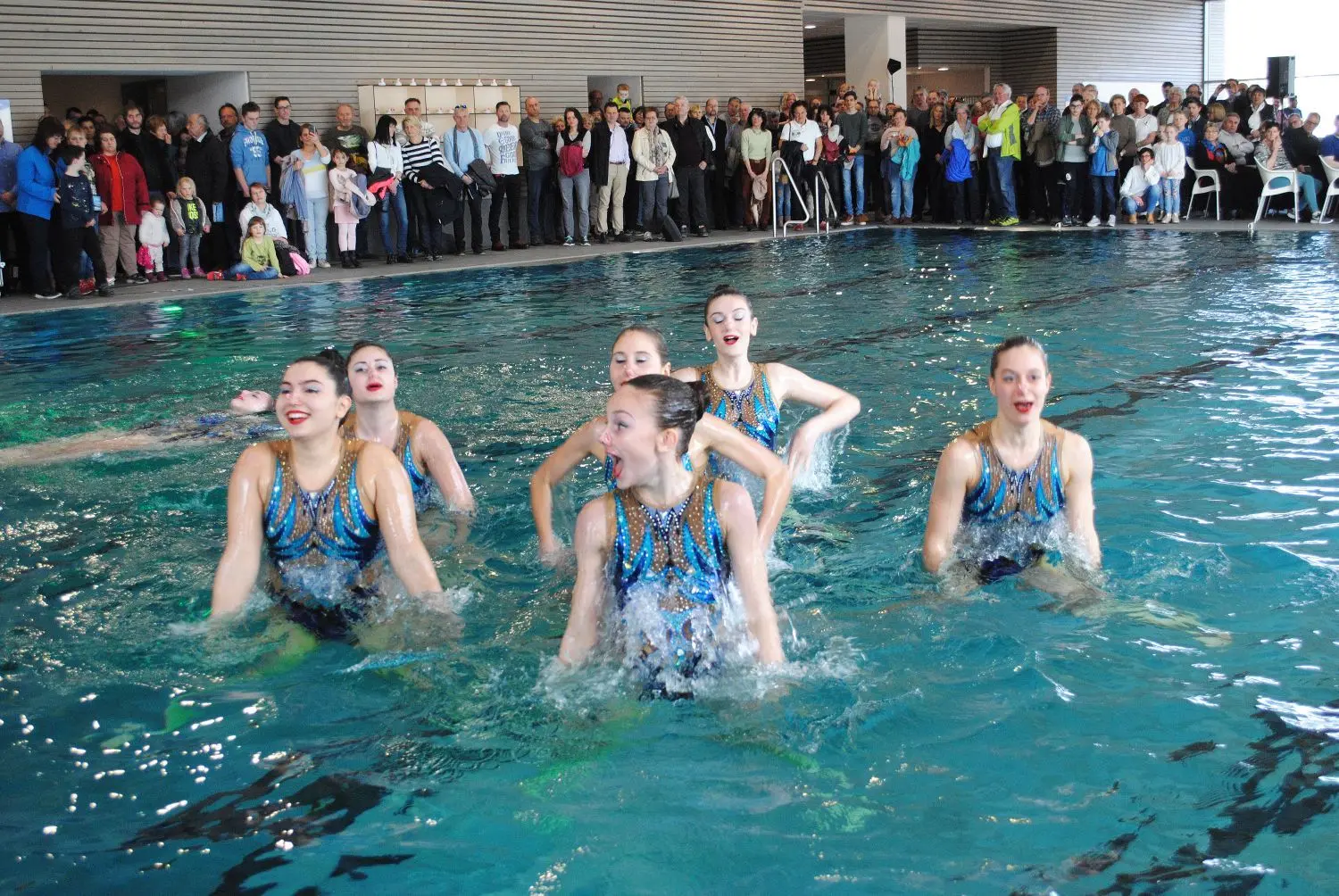 Synchronschwimmerinnen von der SSG Reutlingen/Tübingen gaben der Hallenbad-Einweihung vor großem Publikum eine besondere ästhetische Note.⇥